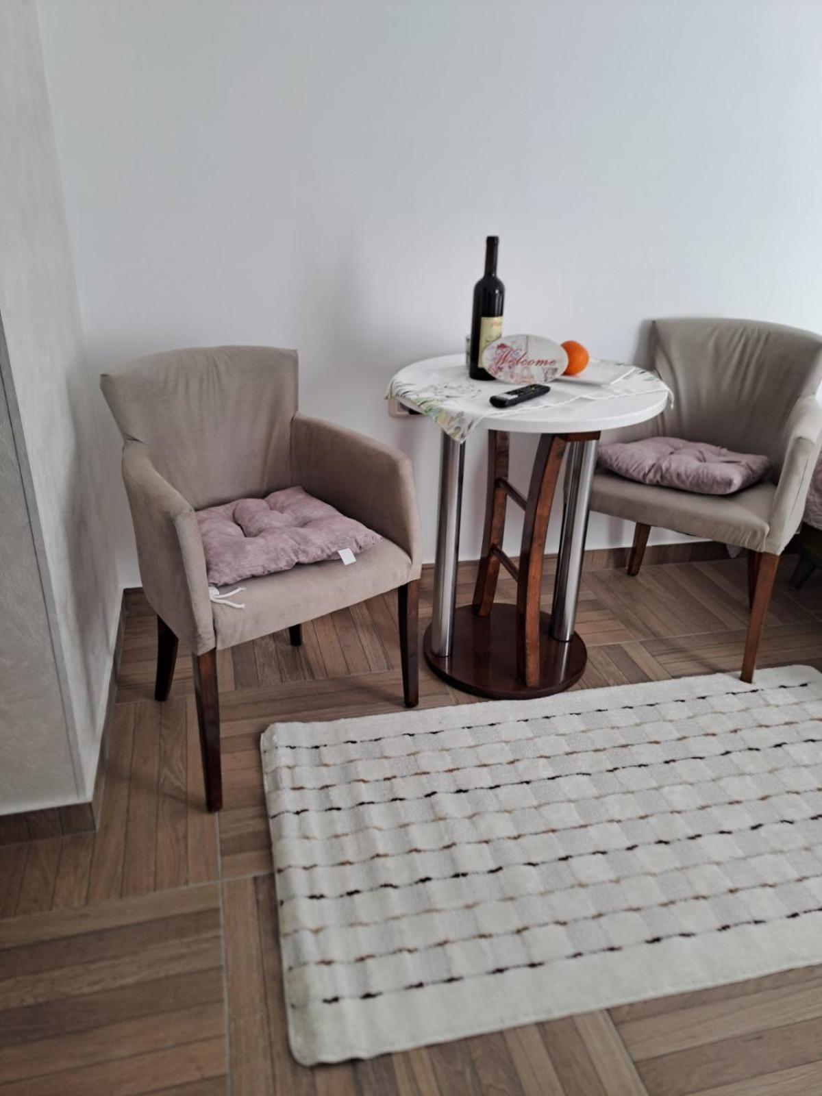 Apartmani Emily & Jully Nikšić Bagian luar foto