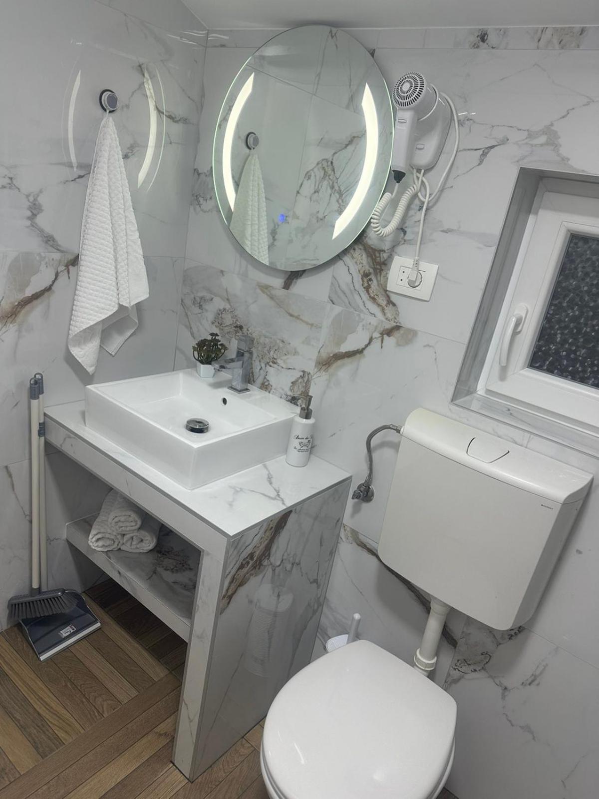 Apartmani Emily & Jully Nikšić Bagian luar foto