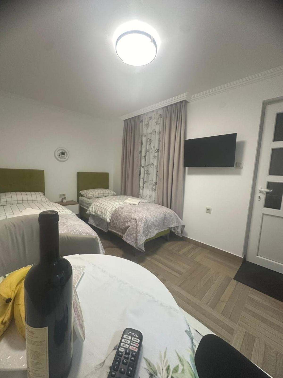 Apartmani Emily & Jully Nikšić Bagian luar foto