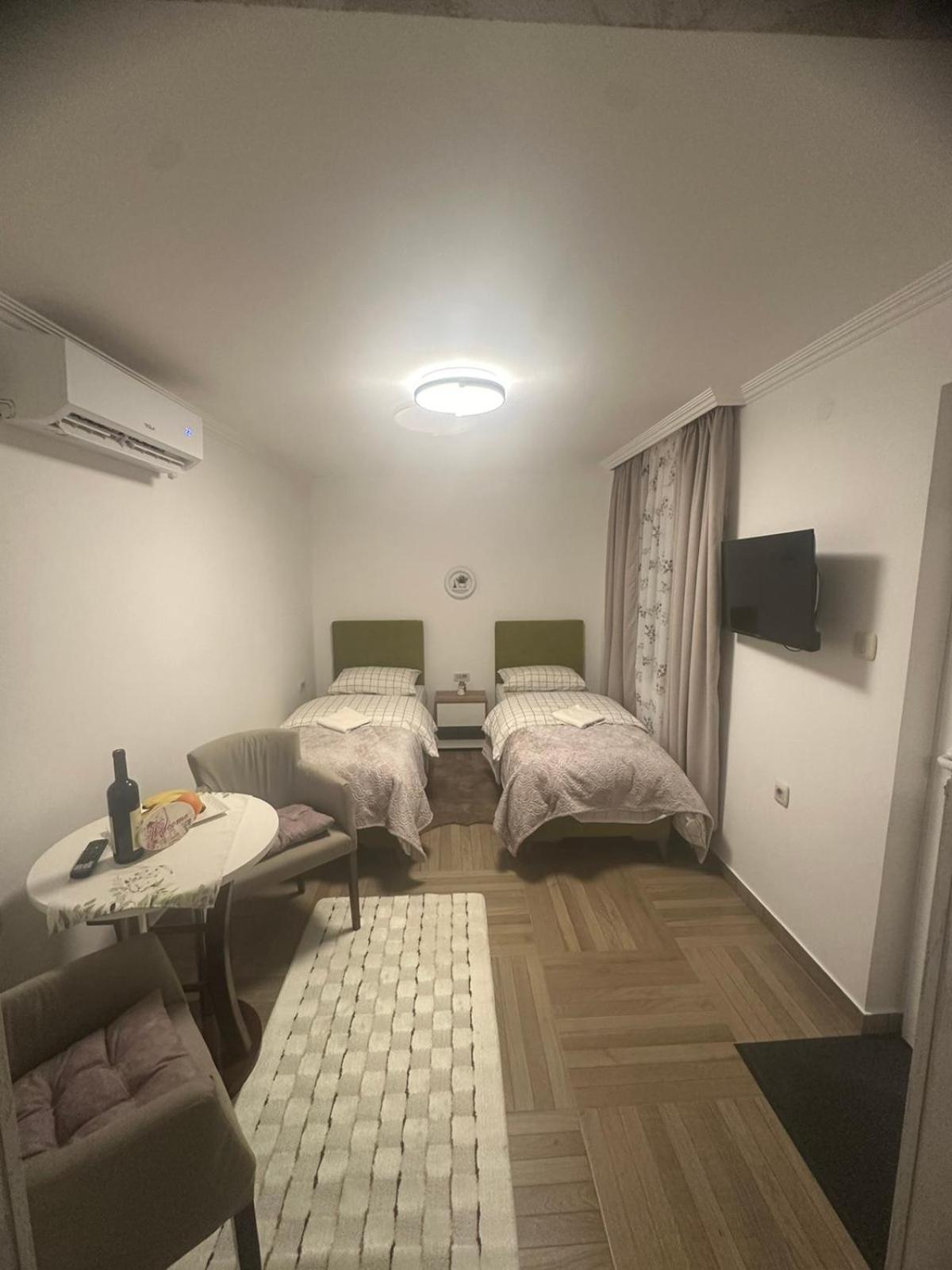 Apartmani Emily & Jully Nikšić Bagian luar foto